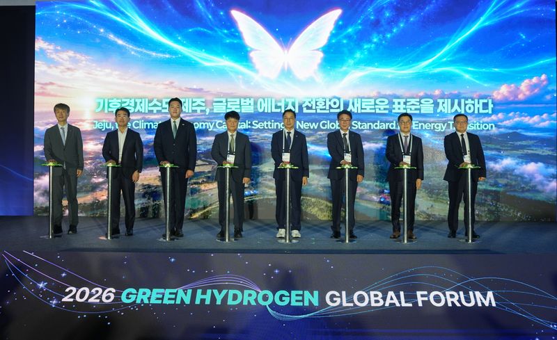15일 제주국제컨벤션센터에서 열린 ‘2026 그린수소 글로벌 포럼 with 분산에너지 포럼’ 개회식에서 주요 참석자들이 무대 위 세리머니 장치에 손을 올려 ‘기후경제수도 제주’를 알리는 개막 행사를 진행하고 있다. 사진=제주특별자치도 제공