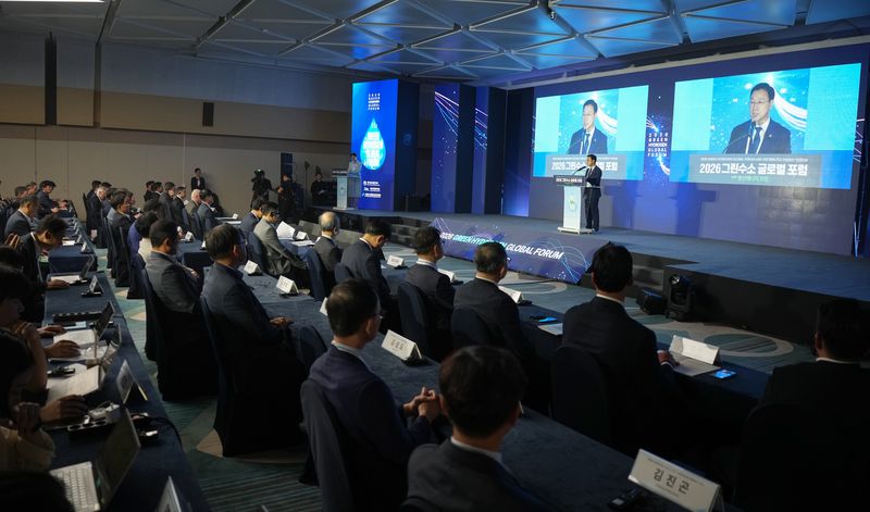 15일 제주국제컨벤션센터에서 열린 ‘2026 그린수소 글로벌 포럼 with 분산에너지 포럼’ 개회식에서 위성곤 제주도지사가 개회사를 하고 있다. 국내외 정부·연구기관·대학·에너지기업 관계자들이 행사장에 참석했다. 사진=제주특별자치도 제공
