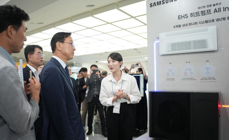 15일 제주국제컨벤션센터에서 열린 ‘2026 그린수소 글로벌 포럼 with 분산에너지 포럼’ 전시장에서 위성곤 제주지사 등 참석자가 삼성전자의 냉난방 겸용 히트펌프 설명을 듣고 있다. 행사장에는 그린수소와 재생에너지, 분산에너지 관련 기술과 제품이 전시됐다. 사진=제주특별자치도 제공