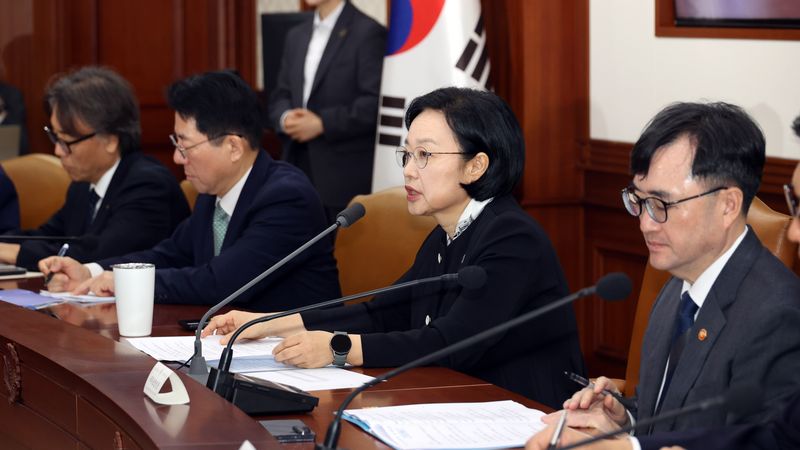 한성숙 국무총리가 16일 서울 종로구 정부서울청사에서 열린 국가정책조정회의에서 발언하고 있다. 사진=서동일 기자