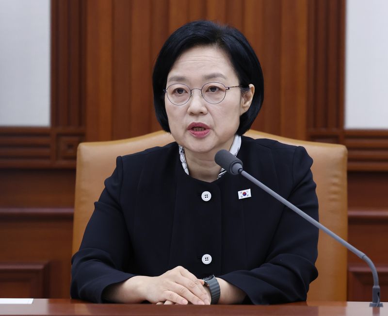 한성숙 국무총리가 16일 정부서울청사에서 제14회 국가정책조정회의를 주재하고 있다. 뉴시스