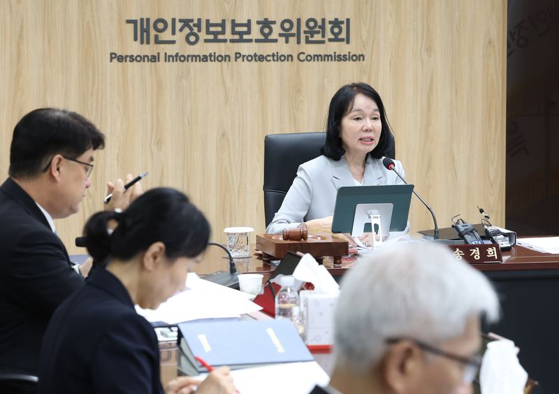 개인정보보호위원회는 지난 9일 제19회 전체회의를 열어 개인정보 처리 방침 평가 후속 이행점검 결과 개선이 필요한 5개 사업자에 대해 개선을 권고하기로 의결했다고 16일 밝혔다. 송경희 개인정보보호위원회 위원장이 지난 9일 오후 서울 종로구 정부서울청사에서 열린 제19회 위원회 전체회의를 주재하며 의사봉을 두드리고 있다./사진=뉴시스