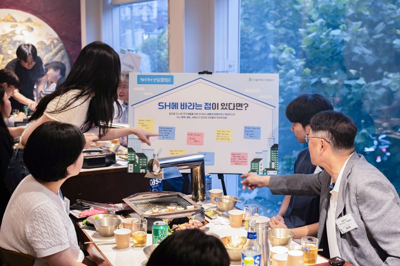 황상하 SH 사장과 청년 입주민들이 SH에 바라는 주거 지원 정책에 대해 논의하고 있다. SH 제공