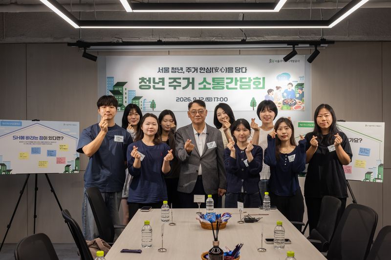 황상하 SH 사장(왼쪽 다섯 번째)과 청년 입주민들이 기념 촬영을 하고 있다. SH 제공