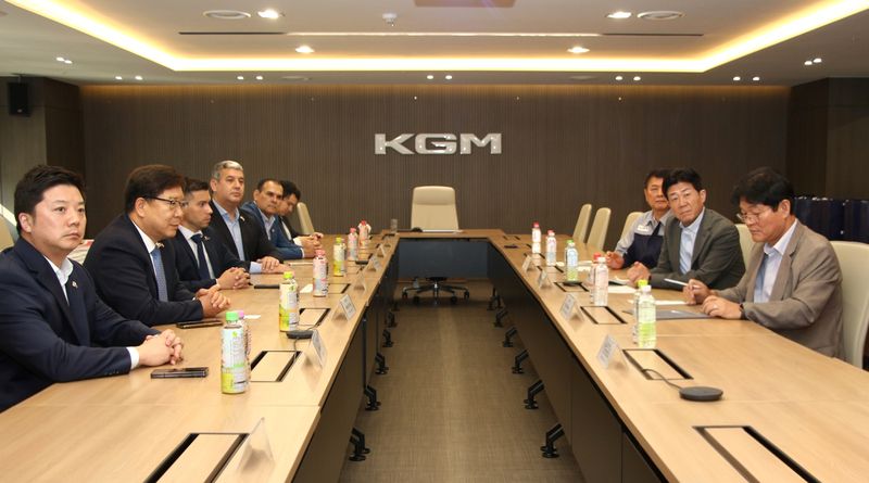 황기영 KGM 대표이사(오른쪽 두번째)가 지난 15일 산업통상부 초청 연수 프로그램으로 방한해 평택공장을 찾은 파라과이 산업부 차관과 정부 및 기관 대표단 등 사절단 일행과 기념촬영을 하고 있다. KG모빌리티 제공