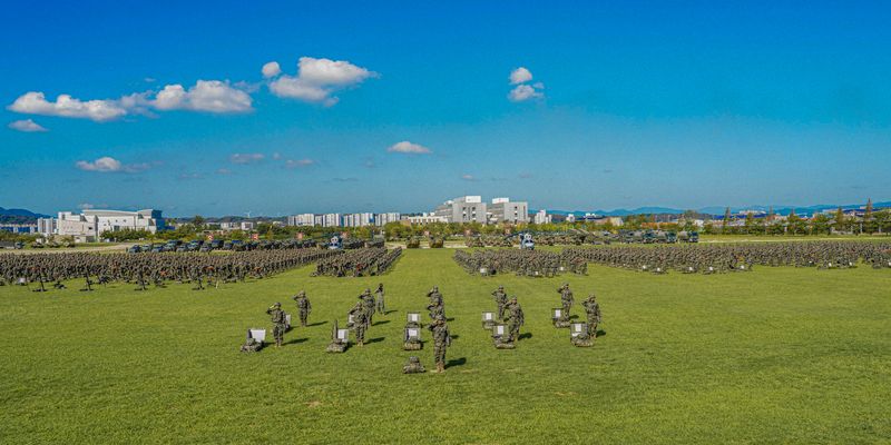 해군·해병대는 지난 10일부터 오는 19일까지 경북 포항 일대에서 26년 사단급 합동상륙훈련을 실시한다고 16일 밝혔다. 훈련에 참가하는 장병들이 해병대 1사단 전투연병장에서 출전태세점검을 받고 있다. 해병대사령부 제공