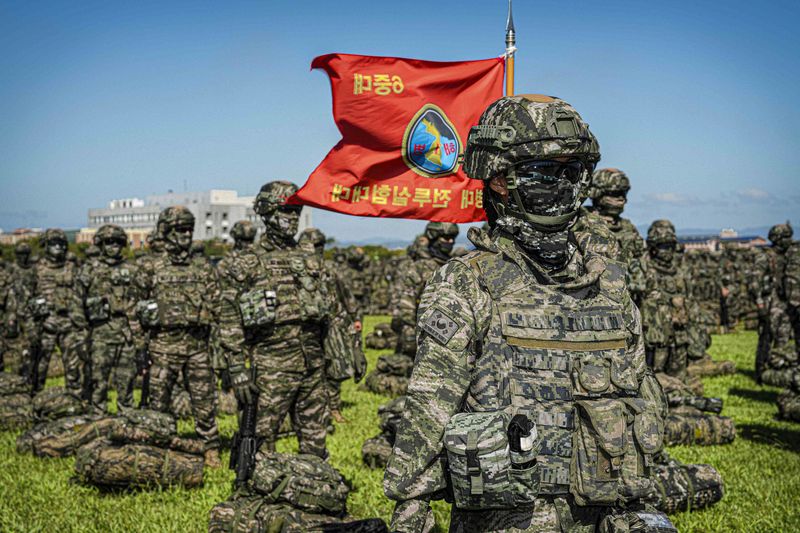 해군·해병대는 지난 10일부터 오는 19일까지 경북 포항 일대에서 26년 사단급 합동상륙훈련을 실시한다고 16일 밝혔다. 훈련에 참가하는 장병들이 해병대 1사단 전투연병장에서 출전태세점검을 받고 있다. 해병대사령부 제공