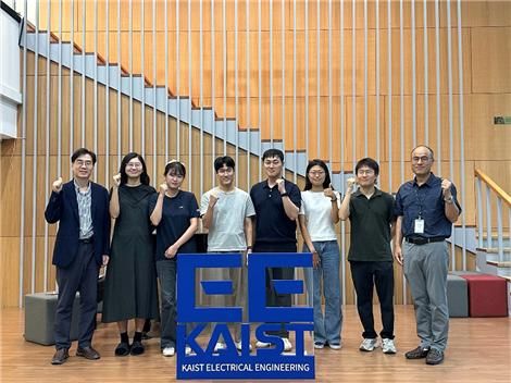 VLNVerse 챌린지 우승팀 'URL-FRRS'이 파이팅을 외치며 기념촬영하고 있다. KAIST 미래도시 로봇연구실의 명현 교수, 박주혜 박사과정, 공제이 석사과정, 이찬혁 석사과정, 성창기 박사(팀장), 홍다솔 박사과정과 ETRI 필드로봇연구실의 이우주 박사, 최승민 실장(왼쪽부터). KAIST 제공