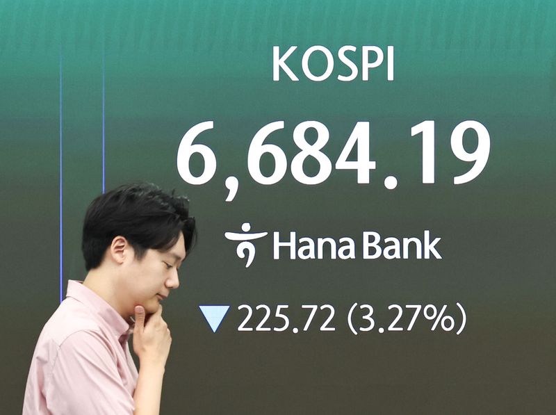 14일 오전 서울 중구 하나은행 딜링룸 전광판에 코스피 지수 등 시황이 표시되고 있다.2026.9.14 ⓒ 뉴스1 이종수 기자