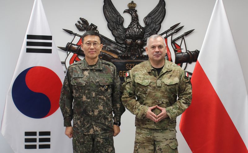김규하 육군참모총장이 지난 13일부터 15일까지(현지 시간) 폴란드를 방문해 양국 육군 간 군사교류와 방산 협력 확대방안을 논의했다.사진은 김 참모총장이 비에스와프 쿠쿠와 폴란드 국방총참모장과 대담을 한 뒤 기념촬영 하고 있다. 육군 제공