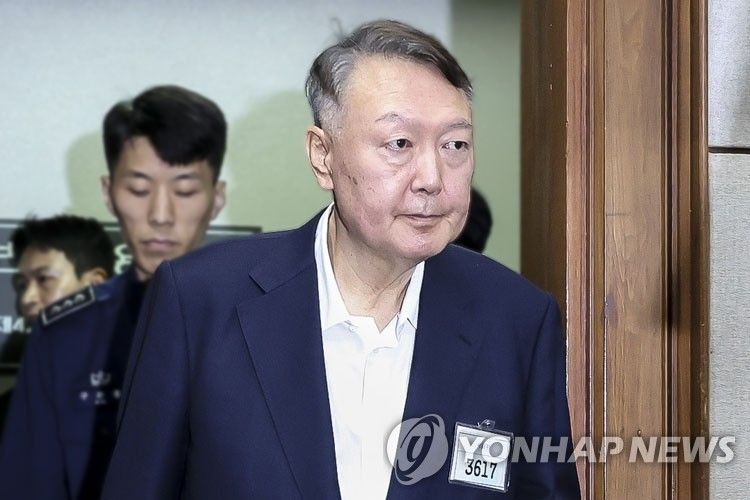 윤석열 전 대통령이 지난해 9월 26일 서울 서초구 서울중앙지법에서 열린 특수공무집행방해, 직권남용 권리행사방해 등 혐의 사건 첫 공판에 출석하고 있다. 연합뉴스
