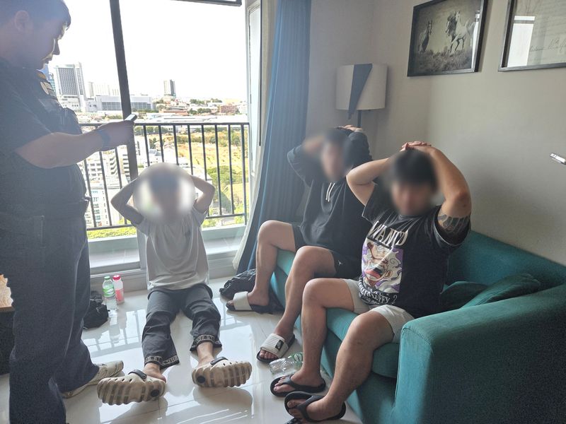 서울경찰청 광역수사단이 지난 4월 27일 태국 파타야의 한 리조트에서 공공기관 사칭 노쇼 사기 조직의 관리팀장(오른쪽에서 두 번째)과 조직원들을 검거하고 있다. 서울경찰청 제공