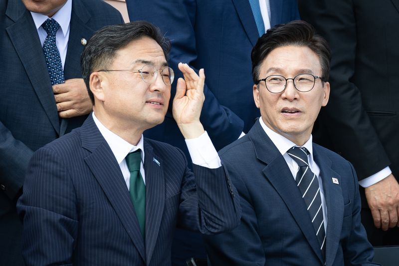 더불어민주당 김민석(오른쪽), 조국혁신당 신장식 대표가 3일 서울 여의도 국회에서 제22대 국회 후반기 국회의원 단체사진 촬영을 위해 자리하고 있다. 2026.9.3 ⓒ 뉴스1 유승관 기자