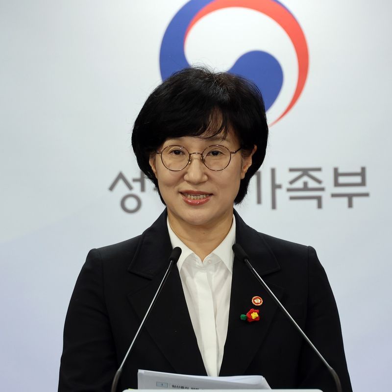 원민경 성평등가족부 장관이 16일 서울 종로구 정부서울청사에서 임신중지 약물 도입 방안 브리핑을 하고 있다. 사진=서동일 기자