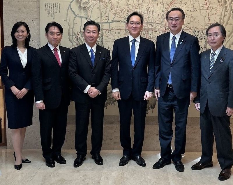 이재용 삼성전자 회장이 일본 참의원 대표단과 오찬에서 사진 촬영을 하는 모습. 히라키 다이사쿠 위원장 X 캡처