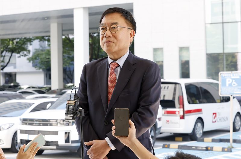 서범수 국민의힘 의원이 16일 오전 서울 양천구 서울남부지방법원에서 당원권 정지에 대한 징계 효력정지 가처분 신청서를 제출하기 전 기자회견을 열고 있다. 뉴시스