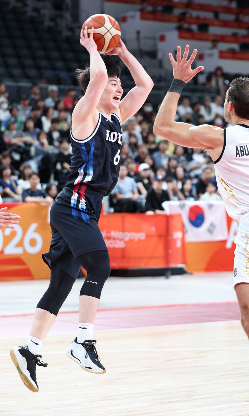 16일 일본 나고야 아이치 인터내셔널 아레나에서 열린 2026 아이치·나고야 아시안게임 남자 농구 8강 대한민국과 요르단의 경기, 대한민국 이정현(왼쪽)이 패스를 하고 있다. 뉴스1