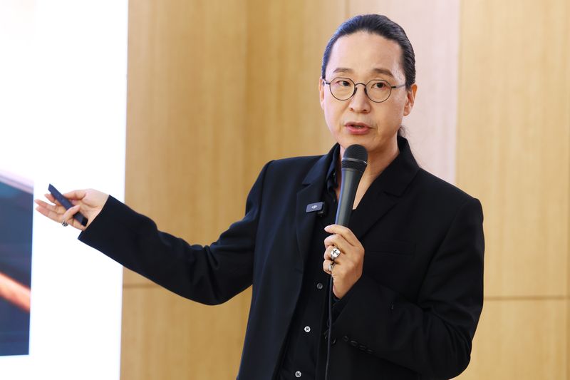 송길영 작가가 16일 서울 종로구 필원에서 열린 '시대예보: 수고인류의 시간' 출간 기념 기자간담회에서 책에 대해 설명하고 있다. 연합뉴스