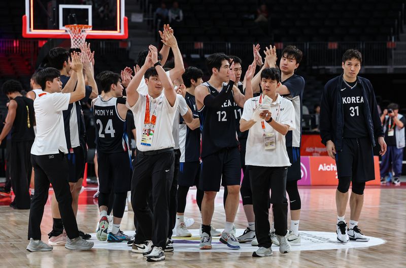 16일 일본 나고야 아이치 인터내셔널 아레나에서 열린 2026 아이치·나고야 아시안게임 남자 농구 8강 대한민국과 요르단의 경기, 대한민국 선수들이 114대 80으로 승리 후 기뻐하고 있다. 뉴스1