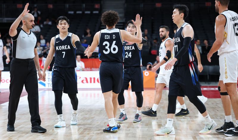 16일 일본 나고야 아이치 인터내셔널 아레나에서 열린 2026 아이치·나고야 아시안게임 남자 농구 8강 대한민국과 요르단의 경기, 대한민국 선수들이 114대 80으로 승리 후 기뻐하고 있다. 뉴스1