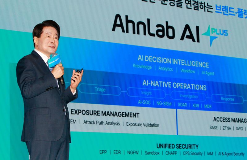 강석균 안랩 대표가 16일 열린 '안랩 AI 비전 선포' 기자간담회에서 통합 브랜드 '안랩 AI 플러스(AhnLab AI PLUS)'와 중장기 성장 계획을 발표했다. 안랩 제공