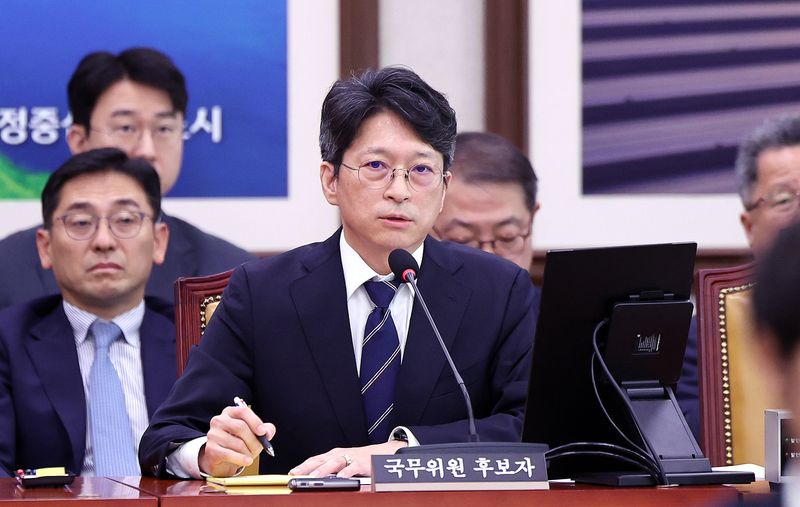홍지선 국토교통부 장관 후보자가 16일 서울 여의도 국회에서 열린 인사청문회에서 의원들의 질의에 답하고 있다. 뉴스1