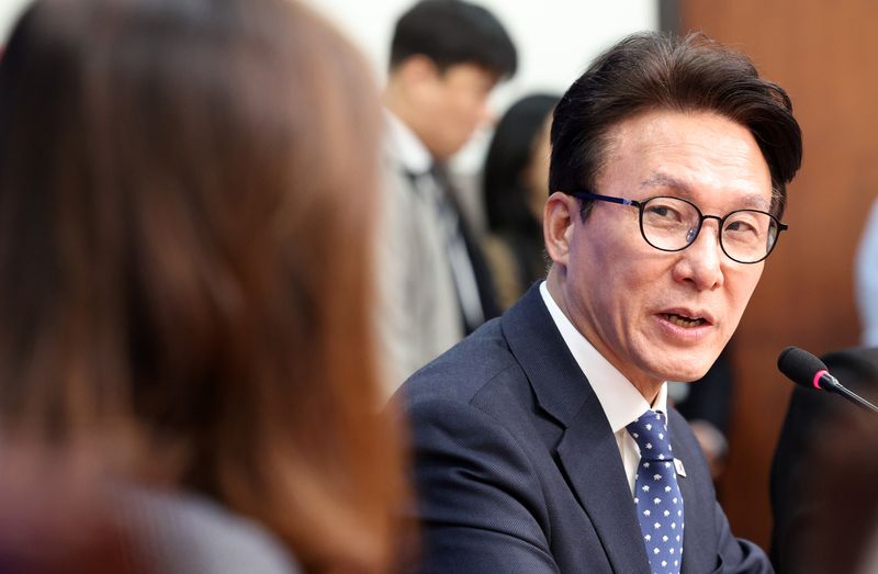 김민석 더불어민주당 대표(오른쪽)가 지난 15일 국회에서 미셸 스틸 주한미국대사를 접견하며 발언하고 있다. 뉴시스