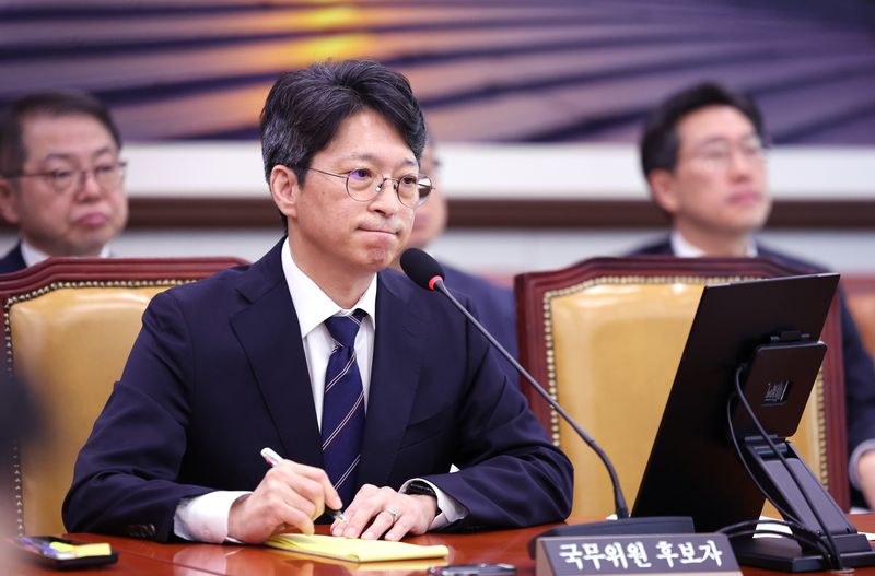 홍지선 국토교통부 장관 후보자가 16일 서울 여의도 국회에서 열린 인사청문회에서 의원들의 질의를 듣고 있다. 뉴스1