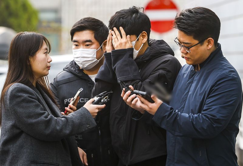 배달 애플리케이션의 외주 운영센터 상담원으로 위장 취업해 고객 정보를 빼돌리고, 이를 사적 보복 범죄에 악용한 일당의 총책 정모씨(34)가 지난 4월 3일 서울 양천경찰서에서 검찰로 구속 송치되고 있다. 뉴시스