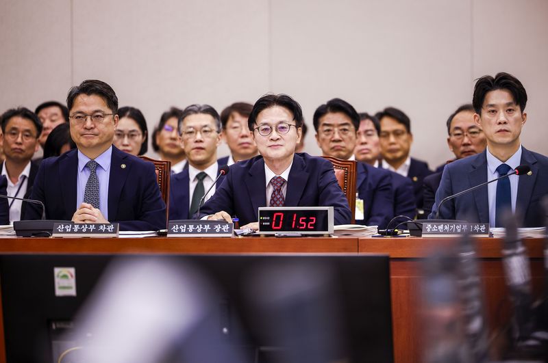 김정관 산업통상부 장관이 12일 국회 산업통상자원중소벤처기업위원회 전체회의에 참석했다. 사진=뉴시스