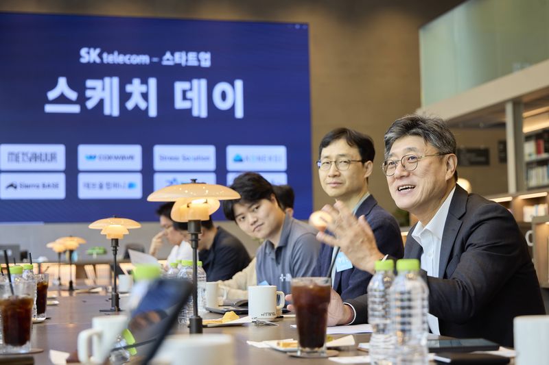 SK텔레콤은 정재헌 CEO가 16일 서울 중구 SKT타워에서 스타트업 대표 8명과 만나 함께 성장하기 위한 의견을 나눴다고 밝혔다. 정 CEO와 스타트업 대표들이 의견을 나누는 모습. SK텔레콤 제공