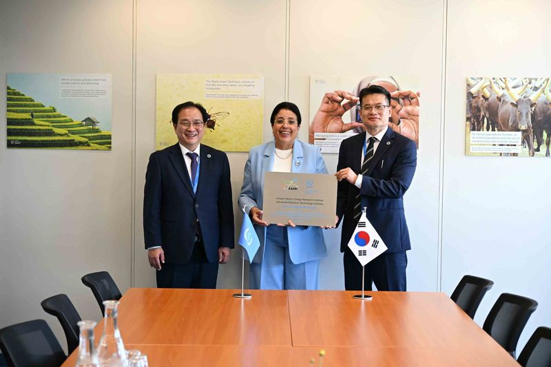 한국원자력연구원 첨단방사선연구소가 국제원자력기구(IAEA) 국제협력센터로 4회 연속 지정된 후 진행된 현판전달식에서 한국원자력연구원 임인철 원장 권한대행과 IAEA 나잣 목타르(Najat Mokhtar) 사무차장, 한국원자력연구원 정병엽 첨단방사선연구소장(왼쪽부터)이 기념촬영을 하고 있다. 한국원자력연구원 제공