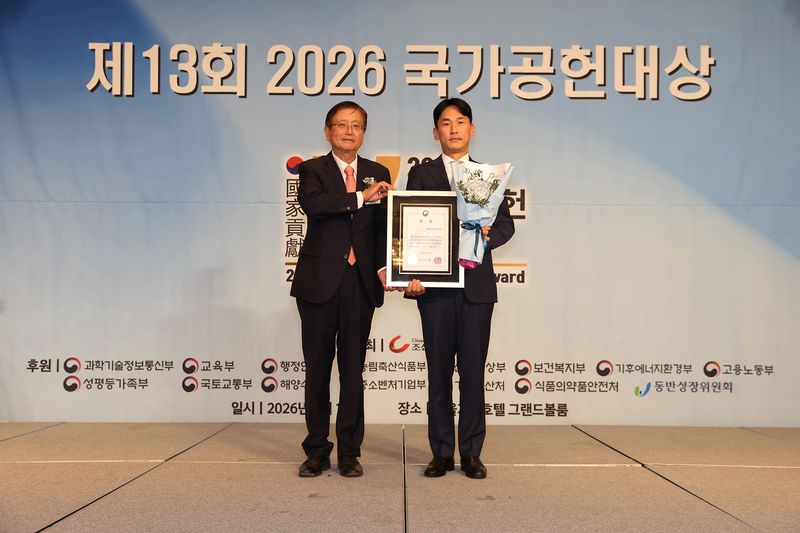 이세명(오른쪽) 한화자산운용 리스크관리실장 지난 15일 서울시 마포구 가든호텔에서 열린 '2026 국가공헌대상' 시상식에서 기념촬영을 하고있다. 한화자산운용.