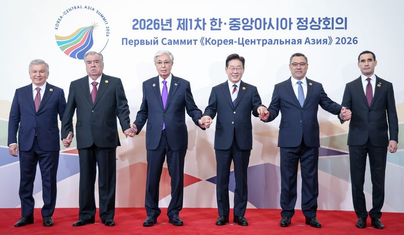 이재명 대통령이 16일 서울 한 호텔에서 열린 2026년 제1차 한·중앙아시아 정상회의에 참석한 각국 정상들과 기념촬영을 하고 있다. 왼쪽부터 샤브카트 미르지요예프 우즈베키스탄 대통령, 에모말리 라흐몬 타지키스탄 대통령, 카심-조마르트 토카예프 카자흐스탄 대통령, 이 대통령, 사디르 자파로프 키르기스스탄 대통령, 세르다르 베르디무하메도프 투르크메니스탄 대통령. 연합뉴스