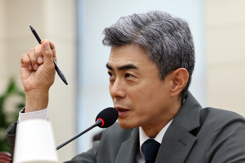 강신철 국방부 장관 후보자가 16일 오전 서울 여의도 국회 국방위원회에서 열린 인사청문회에서 의원 질의에 답하고 있다. 뉴스1