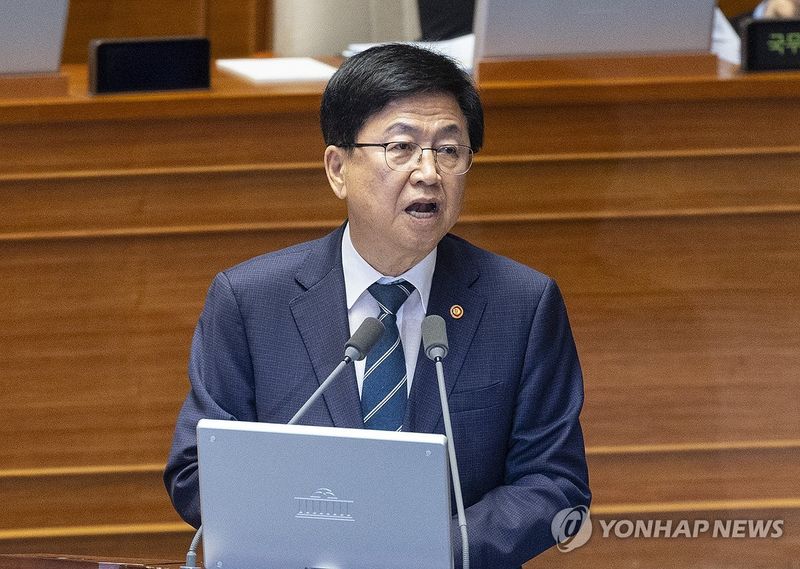 교육부 장관 "유웨이 특별조사…대입 원서접수 공적 체계 전면개편 검토"