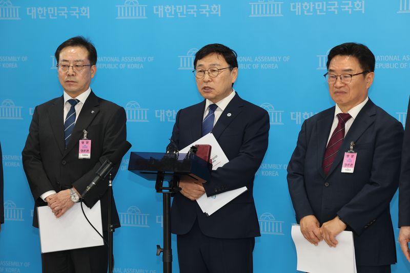 정근식 대한민국교육감협의회장(가운데)이 16일 국회 소통관에서 기자회견을 열고 정부의 지방교육재정교부금 개편안에 대한 국회 검증과 사회적 논의를 촉구하고 있다.