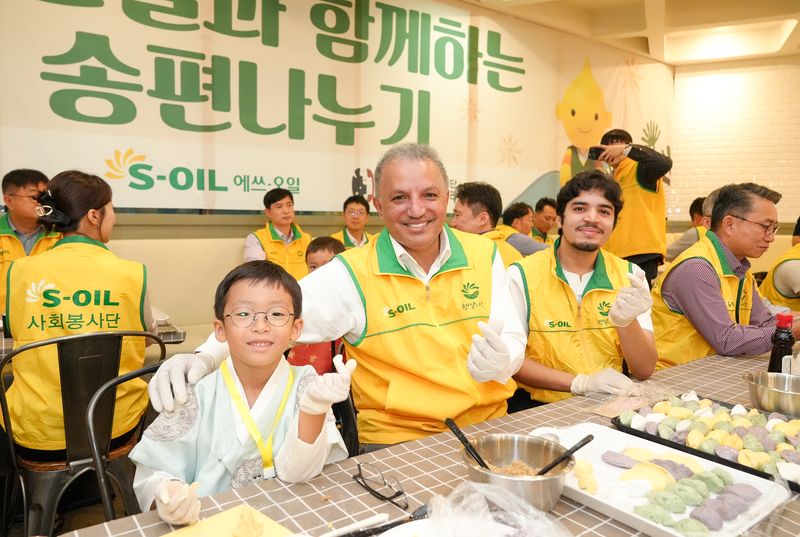 안와르 알 히즈아지 에쓰오일 최고경영자(CEO, 왼쪽 두번째)가 16일 열린 '사랑의 송편나누기' 행사에서 참가자들과 기념 촬영을 하고 있다. 에쓰오일 제공