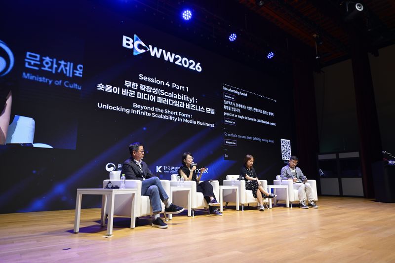 콘진원 bcww. 정근욱 KT스튜디오지니 대표와 마리안 리 뷰(Viu) 최고콘텐츠책임자(CCO), 베라 리우 크레이지 메이플 스튜디오 UA 디렉터는 지난 15일 서울 코엑스에서 열린 'BCWW 2026' 세션4 '무한 확장성: 숏폼이 바꾼 미디어 패러다임과 비즈니스 모델'에 패널로 참석해 숏폼 시장의 성장 가능성과 수익모델을 논의했다.