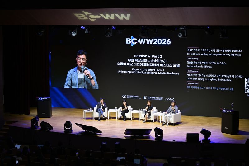 콘진원 bcww. 베라 리우 크레이지 메이플 스튜디오 UA 디렉터는 지난 15일 서울 코엑스에서 열린 'BCWW 2026' 세션4 '무한 확장성: 숏폼이 바꾼 미디어 패러다임과 비즈니스 모델'에서 "이제는 얼마나 많은 콘텐츠를 만드느냐보다 어떤 콘텐츠가 시청자를 끝까지 보게 하느냐가 중요하다"며 "양보다 질이 점점 중요해지고 있다"고 말했다. 이날 세션에는 정근욱 KT스튜디오지니 대표와 마리안 리 뷰(Viu) 최고콘텐츠책임자(CCO)도 패널로 참여했다.