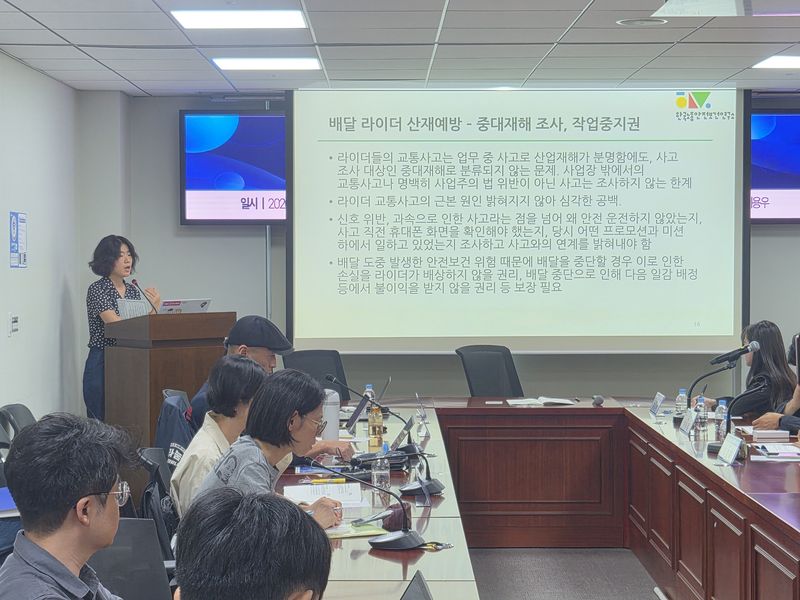유청희 한국노동안전보건연구소 집행위원장이 지난 16일 국회에서 열린 '배달라이더 산재예방과 최저보수제를 위한 플랫폼 기업의 책임 토론회'에서 발언하고 있다. 사진=이동혁 기자