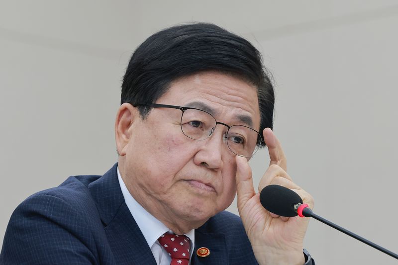 수시 접수 먹통 사태 관련 질의 듣는 최교진 교육장관 (서울=연합뉴스) 신현우 기자 = 최교진 교육부 장관이 16일 국회 교육위원회 전체회의에서 2027학년도 대입 수시 원서접수 '먹통' 사태 관련 교육위원 질의를 듣고 있다. 2026.9.16 nowwego@yna.co.kr (끝)
