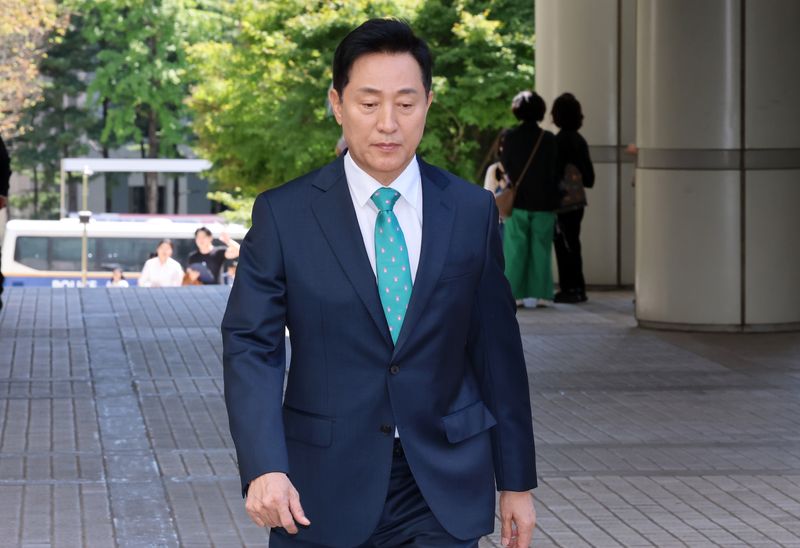 명태균 여론조사비 대납 의혹을 받는 오세훈 서울시장이 16일 오후 서울 서초구 고등법원에서 열린 정치자금법 위반 혐의 항소심 속행공판에 출석하고 있다. 뉴스1