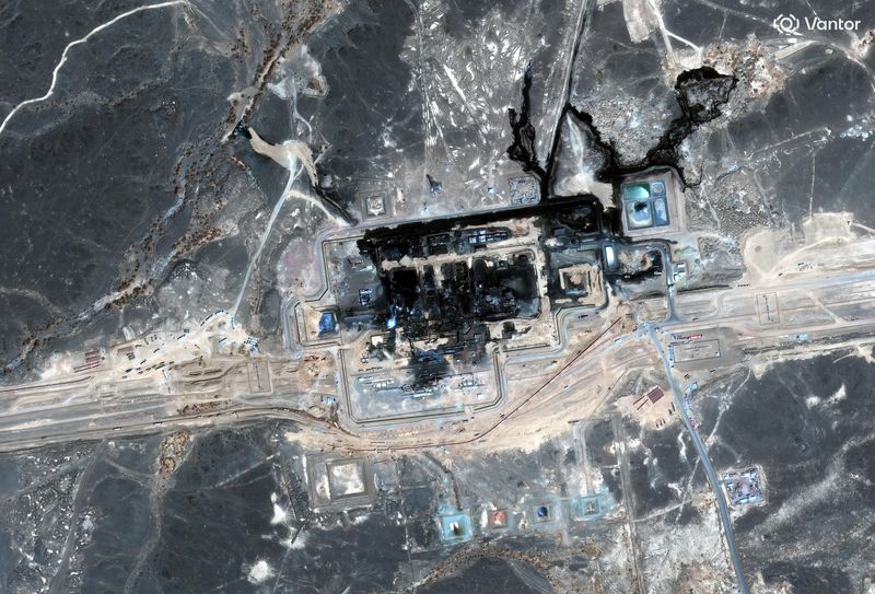 미국이 자국민에게 사우디아라비아 여행을 재고할 것을 권고했다. 이는 사우디아라비아와 예멘의 친이란 반군 후티 간 무력 충돌이 격화하는 가운데 나왔다. 사진은 미국 위성업체 밴터(Vantor)가 제공한 위성 사진에 13일(현지 시간) 사우디 동서 송유관이 드론 공격으로 파손된 모습. AP 뉴시스
