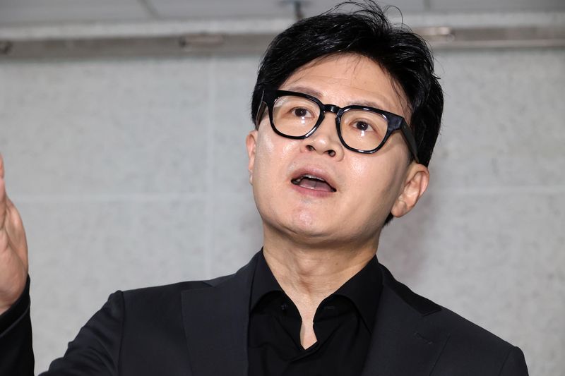 무소속 한동훈 의원이 15일 국회 의원회관에서 열린 토론회에 참석한 뒤 취재진과 가진 간담회에서 김승원 법무부 장관 후보자에 관련해 발언하고 있다. 사진=박범준 기자
