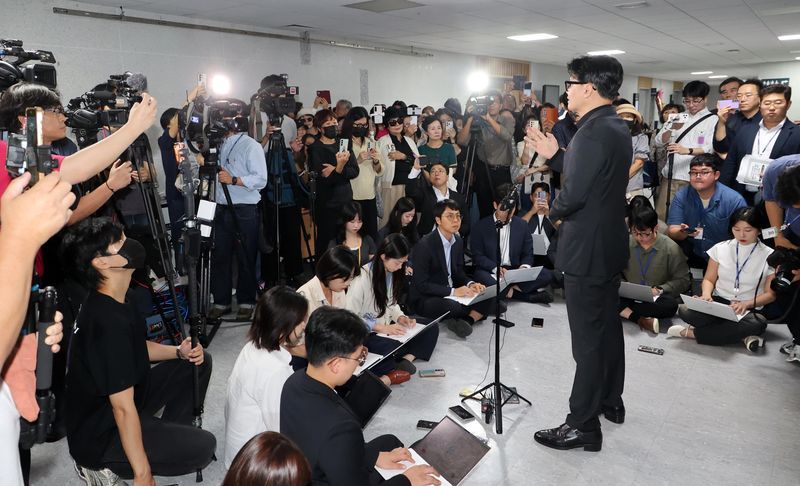 무소속 한동훈 의원이 15일 국회 의원회관에서 열린 토론회에 참석한 뒤 취재진과 가진 간담회에서 김승원 법무부 장관 후보자에 관련해 발언하고 있다. 사진=박범준 기자