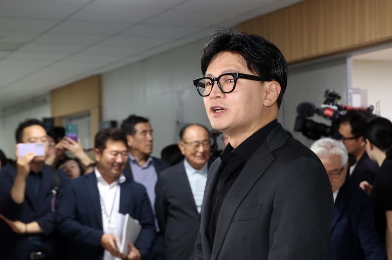 무소속 한동훈 의원이 15일 국회 의원회관에서 열린 토론회에 참석한 뒤 취재진과 가진 간담회에서 김승원 법무부 장관 후보자에 관련해 발언하고 있다. 사진=박범준 기자