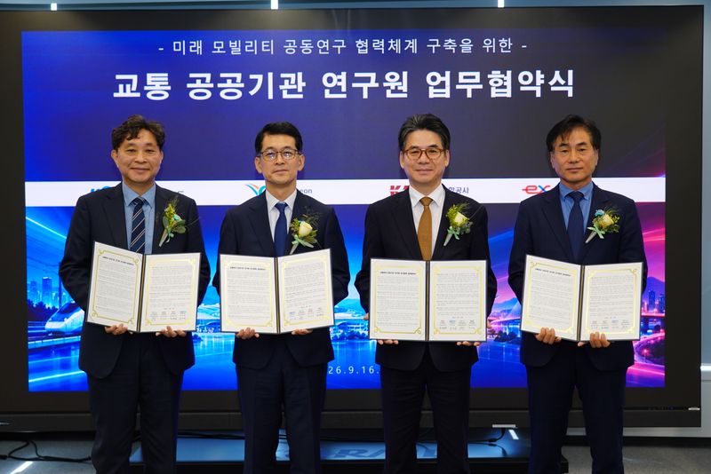 16일 대전 본사에서 송치웅 인천국제공항공사 공항산업기술원장(왼쪽부터), 양태훈 한국철도공사 철도연구원장, 조성민 한국도로공사 도로교통연구원장, 양세훈 한국공항공사 항공산업연구원장이 '교통분야 공공기관 연구원 간 연구 협력'을 위한 업무협약을 체결하고 기념촬영을 하고 있다. 코레일 제공