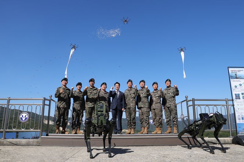 16일 오후 경기도 포천시 승진훈련장에서 실시된 2026 국방 드론 기술전에서 드론 및 대드론 실증전담부대로 지정된 부대 지휘관들이 기념촬영하고 있다. 지난해 9월 육군 36사단이 첫 소형·대드론 실증전담부대로 지정된 바있으며, 국방부는 이날 1개 부대에서 9개 부대로 확대 지정했다. 연합뉴스