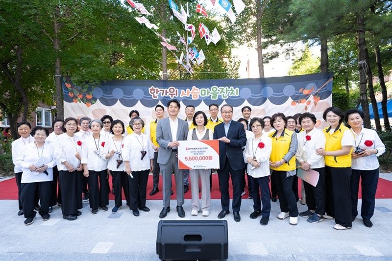 HDC그룹의 계열사 IPARK현대산업개발은 16일 노원구자원봉사센터와 함께 추석맞이 송편 나눔 행사를 진행하고, 노원1종합사회복지관을 찾아 지역 어르신들을 위한 배식 봉사와 기부금 전달식을 진행했다. 보드판 기준 왼쪽부터 차례로 정광재 IPARK현대산업개발 도시정비수주팀 사업소장, 정명진 노원1종합사회복지관장, 신왕섭 IPARK현대산업개발 실장. IPARK현대산업개발 제공